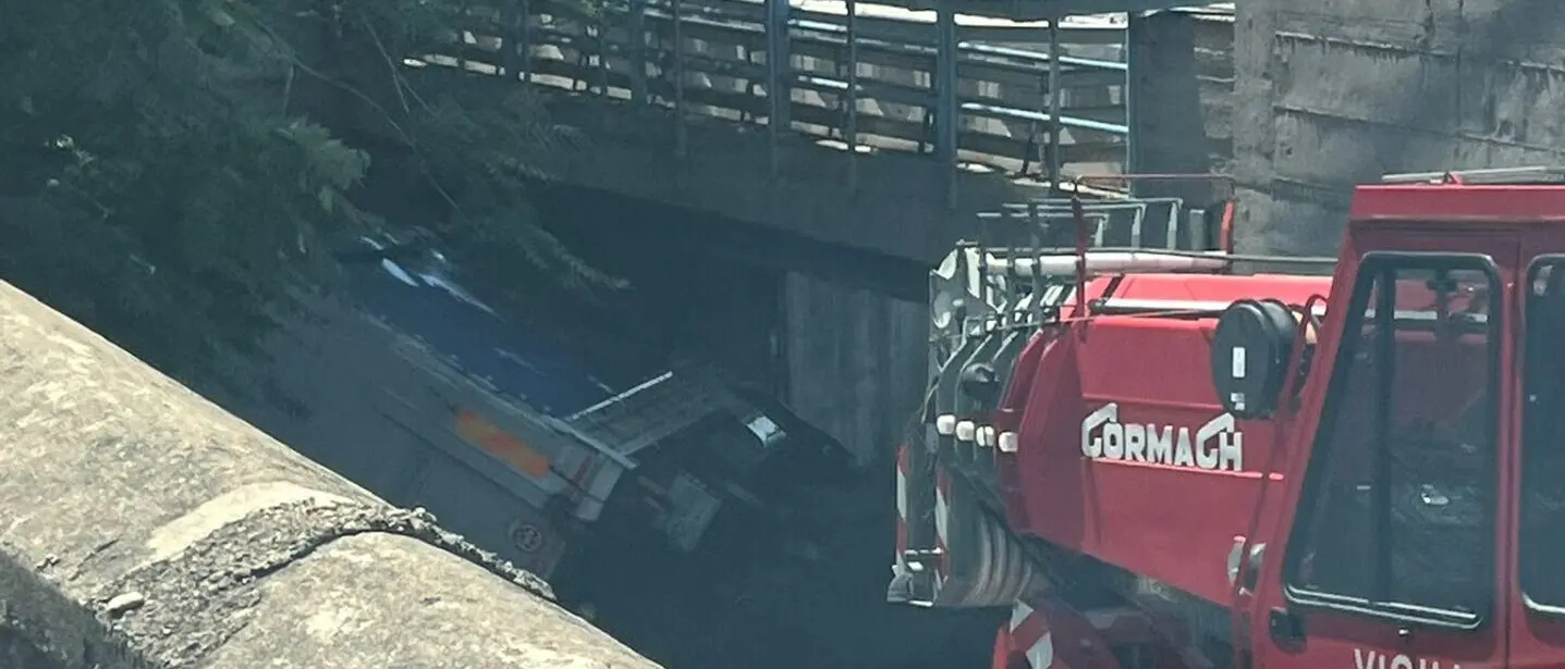 Incidente a Pentimele, furgone si ribalta nel sottopasso verso il porto