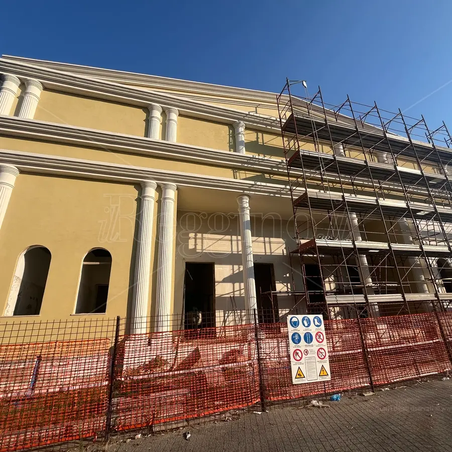 Reggio, il completamento dell'Arena Lido riparte dalle colonne e dalle finestre classicheggianti - FOTO
