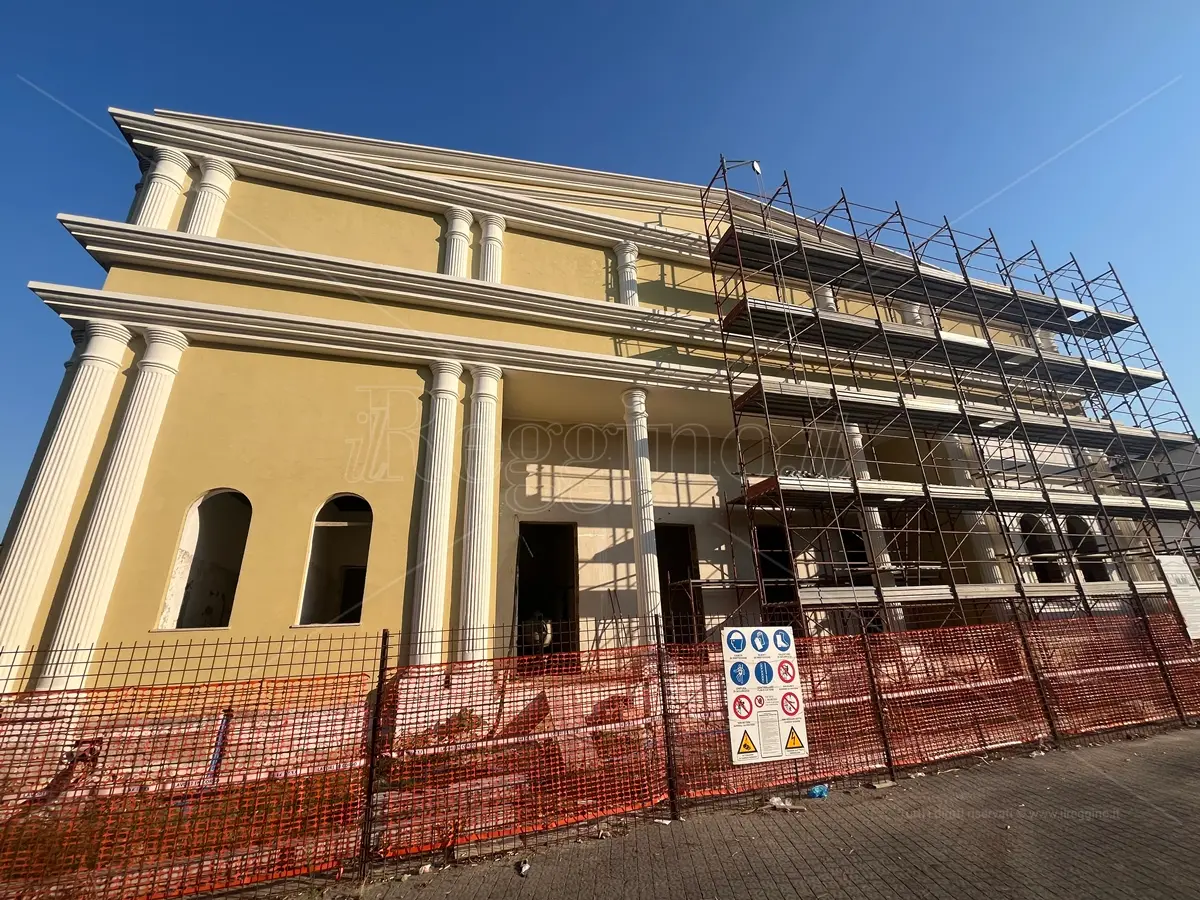 Reggio, il completamento dell'Arena Lido riparte dalle colonne e dalle finestre classicheggianti - FOTO