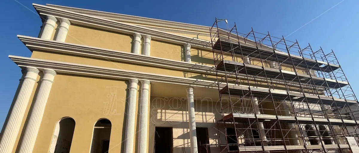 Reggio, il completamento dell'Arena Lido riparte dalle colonne e dalle finestre classicheggianti - FOTO