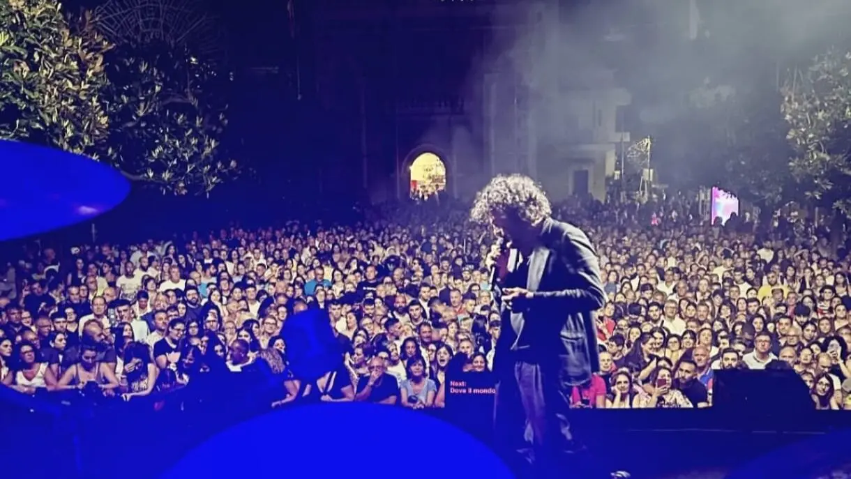 Francesco Renga chiude il Summer Festival di Pellegrina: applausi, poesia e fuochi d’artificio