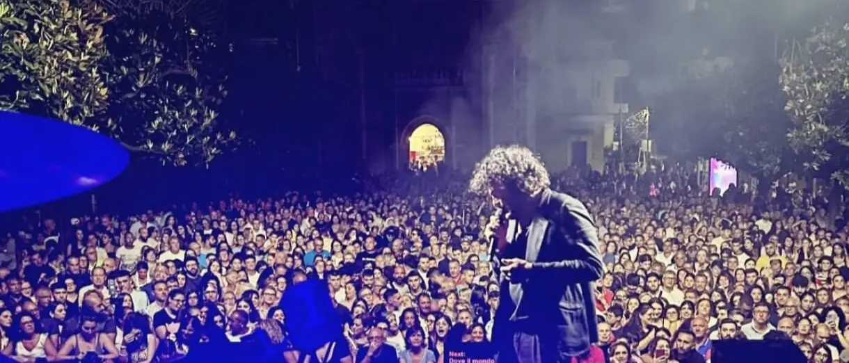 Francesco Renga chiude il Summer Festival di Pellegrina: applausi, poesia e fuochi d’artificio