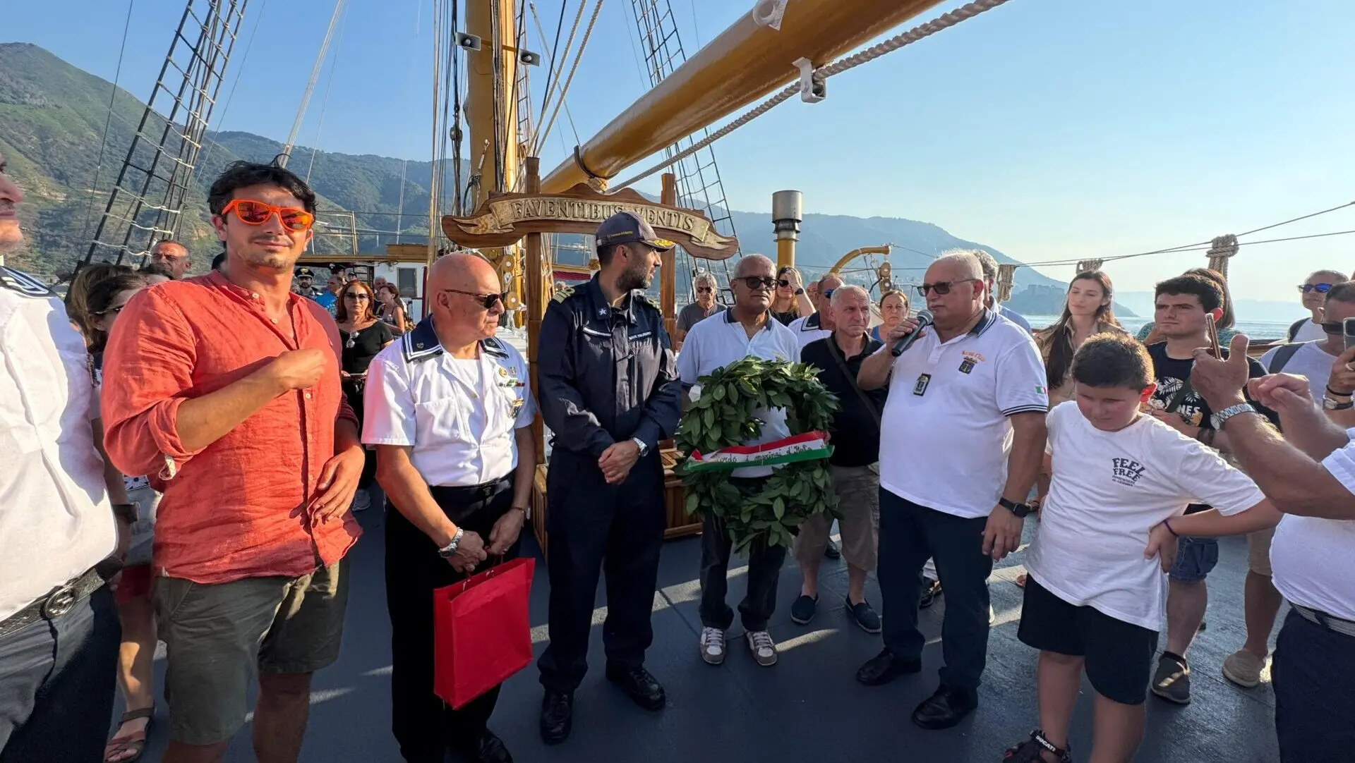 Fiori emozioni e memoria, Scilla accoglie la nave palinuro e rende onore al capitano De Grazia - FOTO