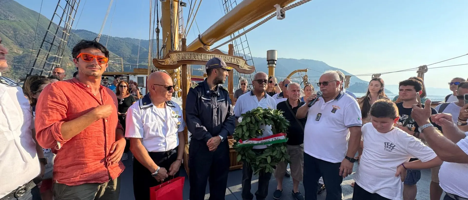 Fiori emozioni e memoria, Scilla accoglie la nave palinuro e rende onore al capitano De Grazia - FOTO