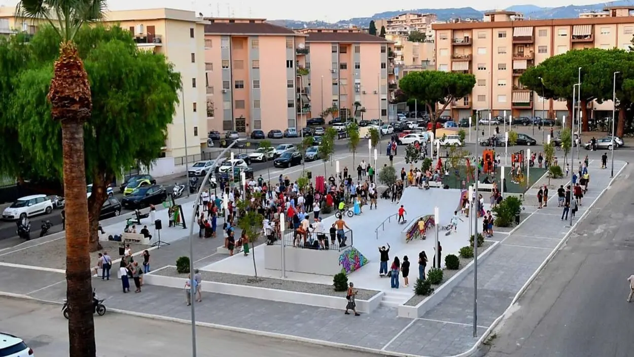 Inaugurata a Reggio la nuova Piazza Milano, una rigenerazione urbana che restituisce alla città un luogo di relax, svago e sport - FOTO