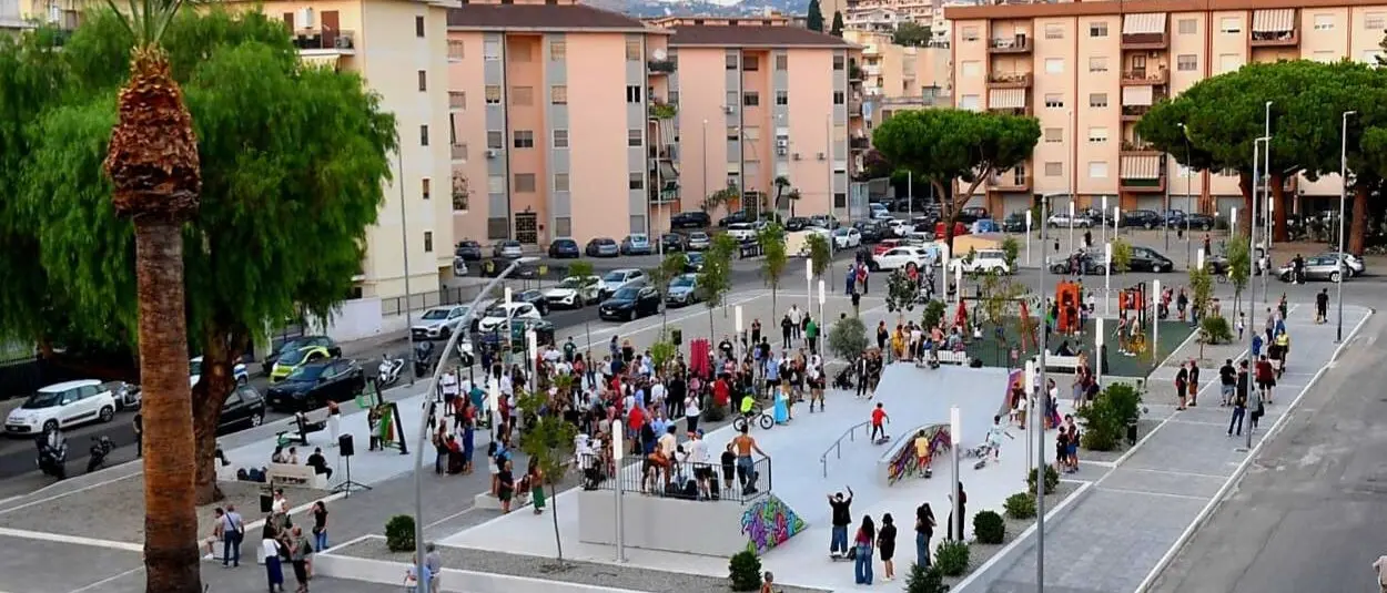Inaugurata a Reggio la nuova Piazza Milano, una rigenerazione urbana che restituisce alla città un luogo di relax, svago e sport - FOTO