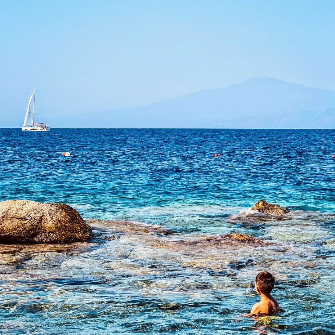 LA FOTO DEL GIORNO | Sguardi d'infanzia sul Mediterraneo