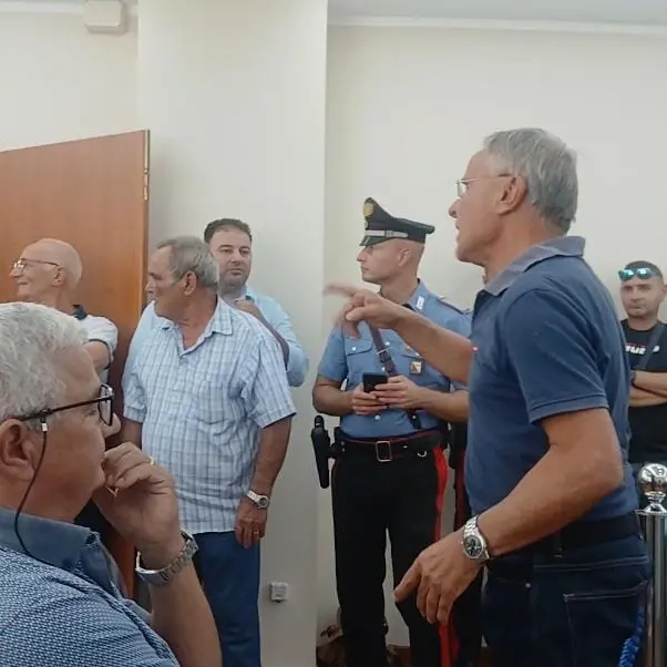 Protesta per la Messa di Polsi spostata a Locri: i fedeli manifestano davanti al Municipio di San Luca
