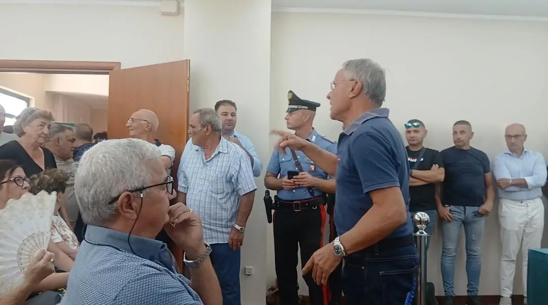 Protesta per la Messa di Polsi spostata a Locri: i fedeli manifestano davanti al Municipio di San Luca