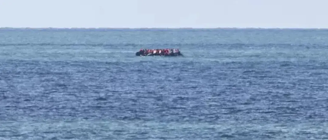 Barca di migranti si ribalta al largo di Lampedusa, almeno 20 morti