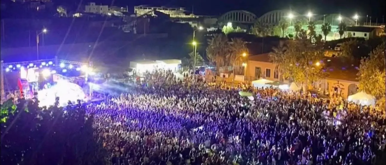 Melito, folla in delirio per “Voglio Tornare negli Anni ’90”: la Sagra del Pesce esplode di musica ed energia