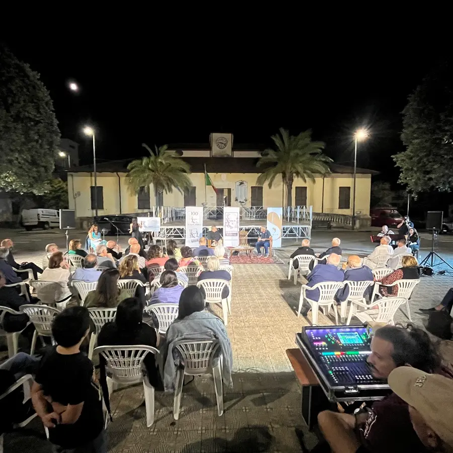 Reggio, i “Petali” di Giuseppe Marino impreziosiscono piazza Municipio a Gallina