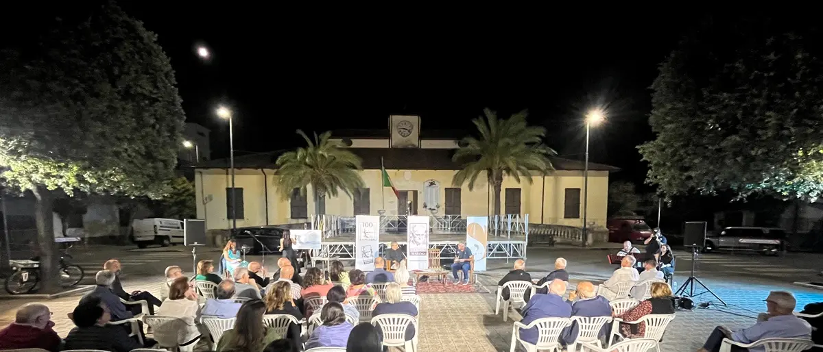 Reggio, i “Petali” di Giuseppe Marino impreziosiscono piazza Municipio a Gallina