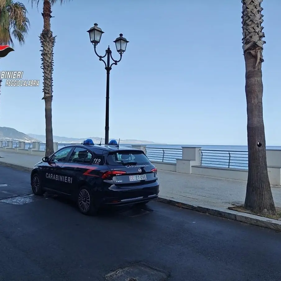 Bagnara, uno stabilimento balneare diventa un locale notturno abusivo: scatta il sequestro dei carabinieri