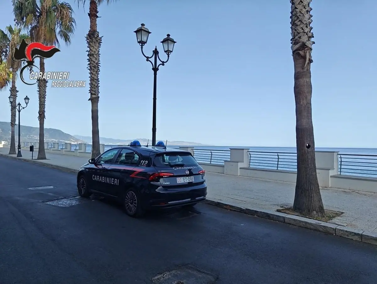 Bagnara, uno stabilimento balneare diventa un locale notturno abusivo: scatta il sequestro dei carabinieri