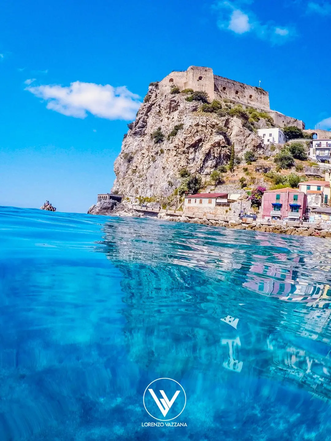 LA FOTO DEL GIORNO | Scilla, il paradiso d’agosto sotto lo sguardo del castello