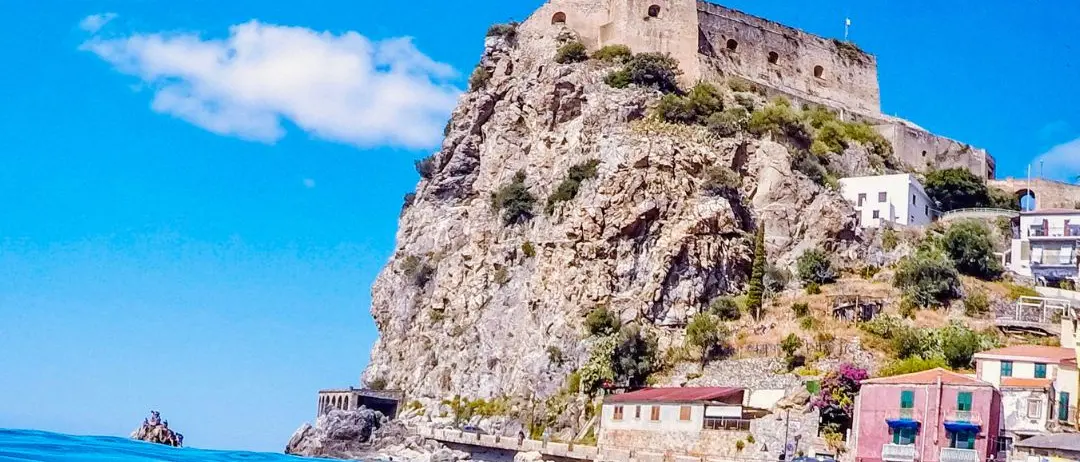 LA FOTO DEL GIORNO | Scilla, il paradiso d’agosto sotto lo sguardo del castello