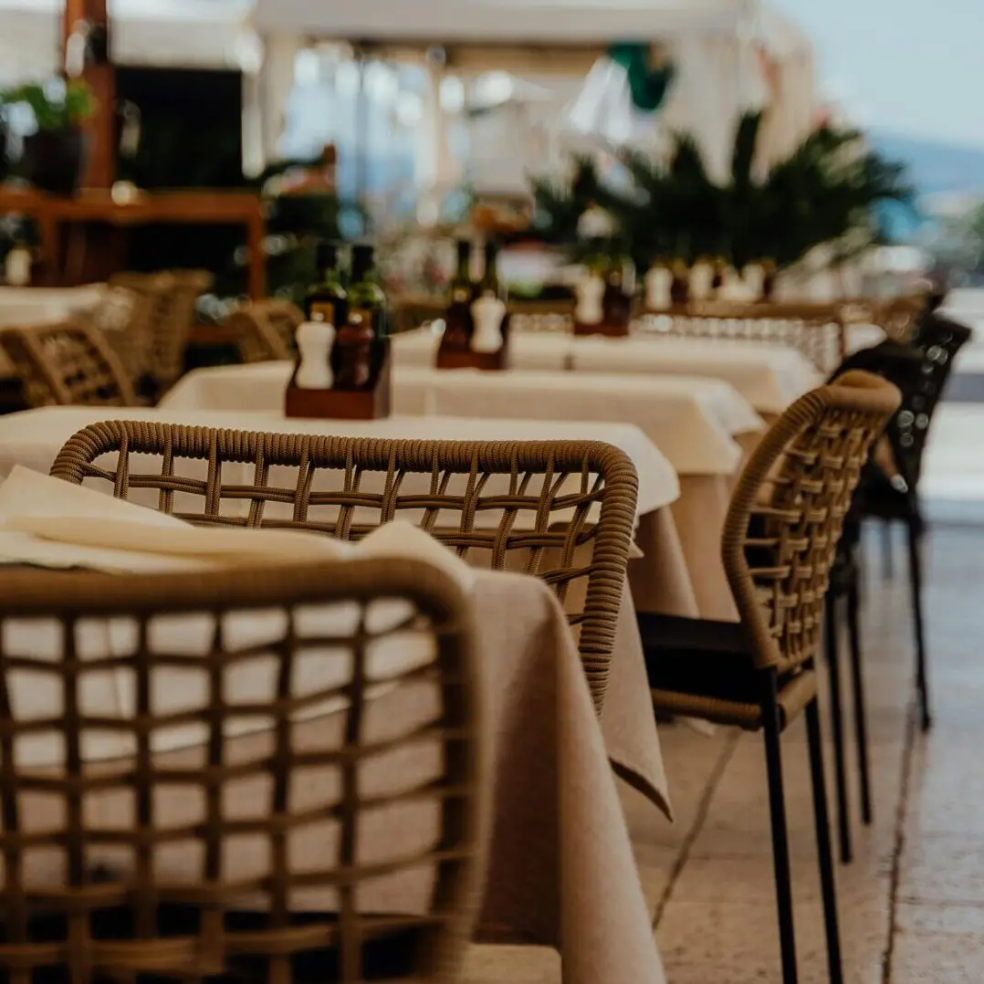 Ferragosto 2025: il pranzo al ristorante resiste, ma i rincari trasformano le vacanze