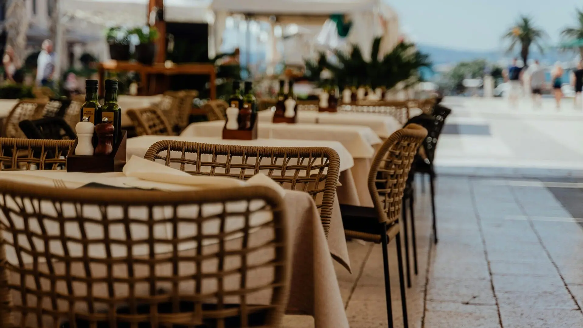 Ferragosto 2025: il pranzo al ristorante resiste, ma i rincari trasformano le vacanze