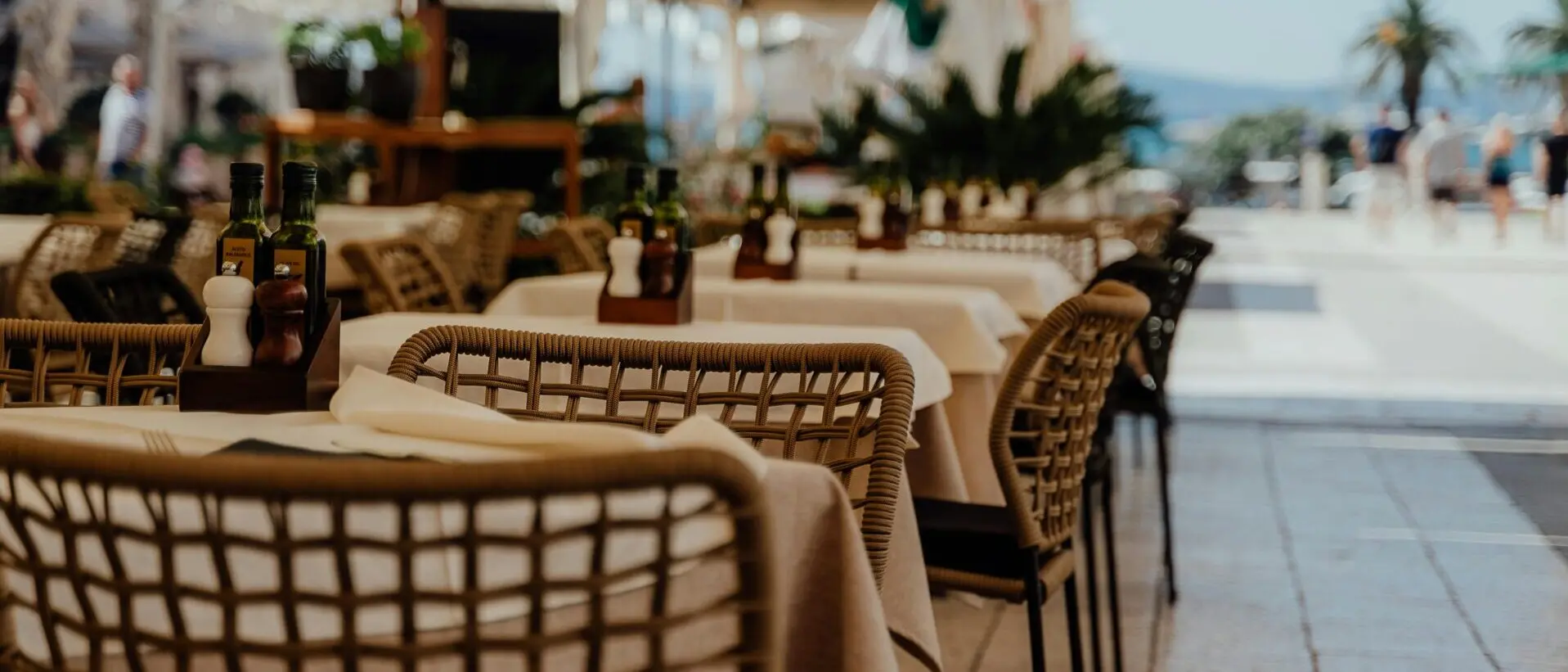 Ferragosto 2025: il pranzo al ristorante resiste, ma i rincari trasformano le vacanze