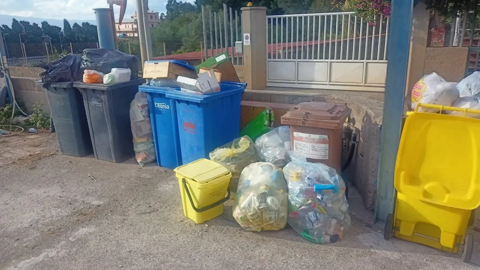 Bocale, i residenti: «Il quartiere è sommerso dai rifiuti»