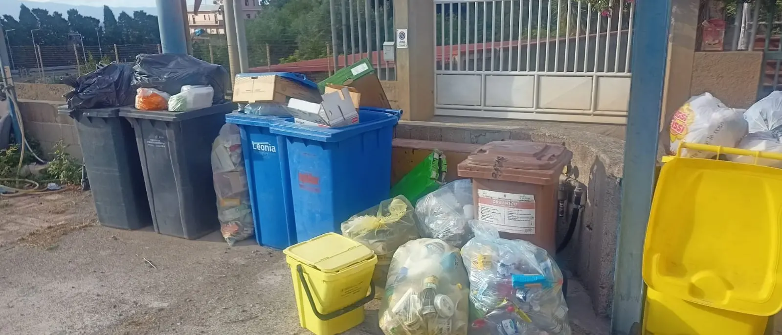 Bocale, i residenti: «Il quartiere è sommerso dai rifiuti»