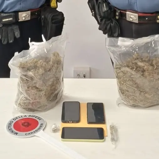 Reggio, inseguiti dai Carabinieri lanciano droga dal finestrino delll'auto: un arresto ed una denuncia