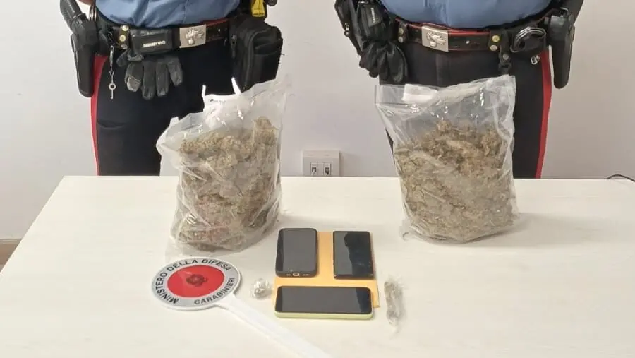 Reggio, inseguiti dai Carabinieri lanciano droga dal finestrino delll'auto: un arresto ed una denuncia