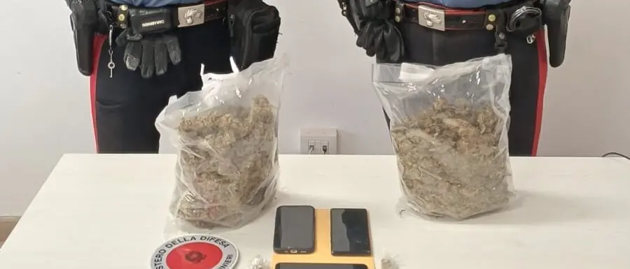 Reggio, inseguiti dai Carabinieri lanciano droga dal finestrino delll'auto: un arresto ed una denuncia