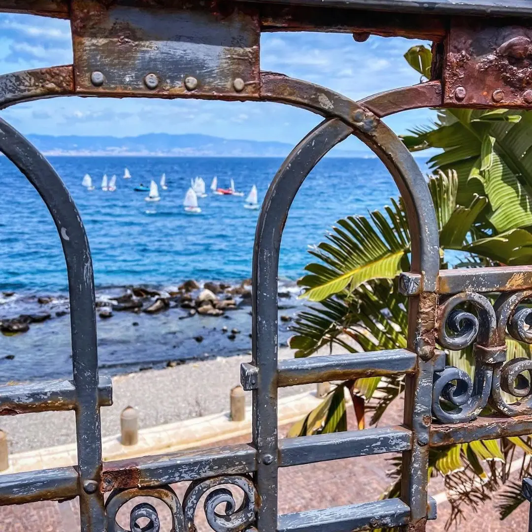 LA FOTO DEL GIORNO | Tra riccioli di ferro e sogni di mare
