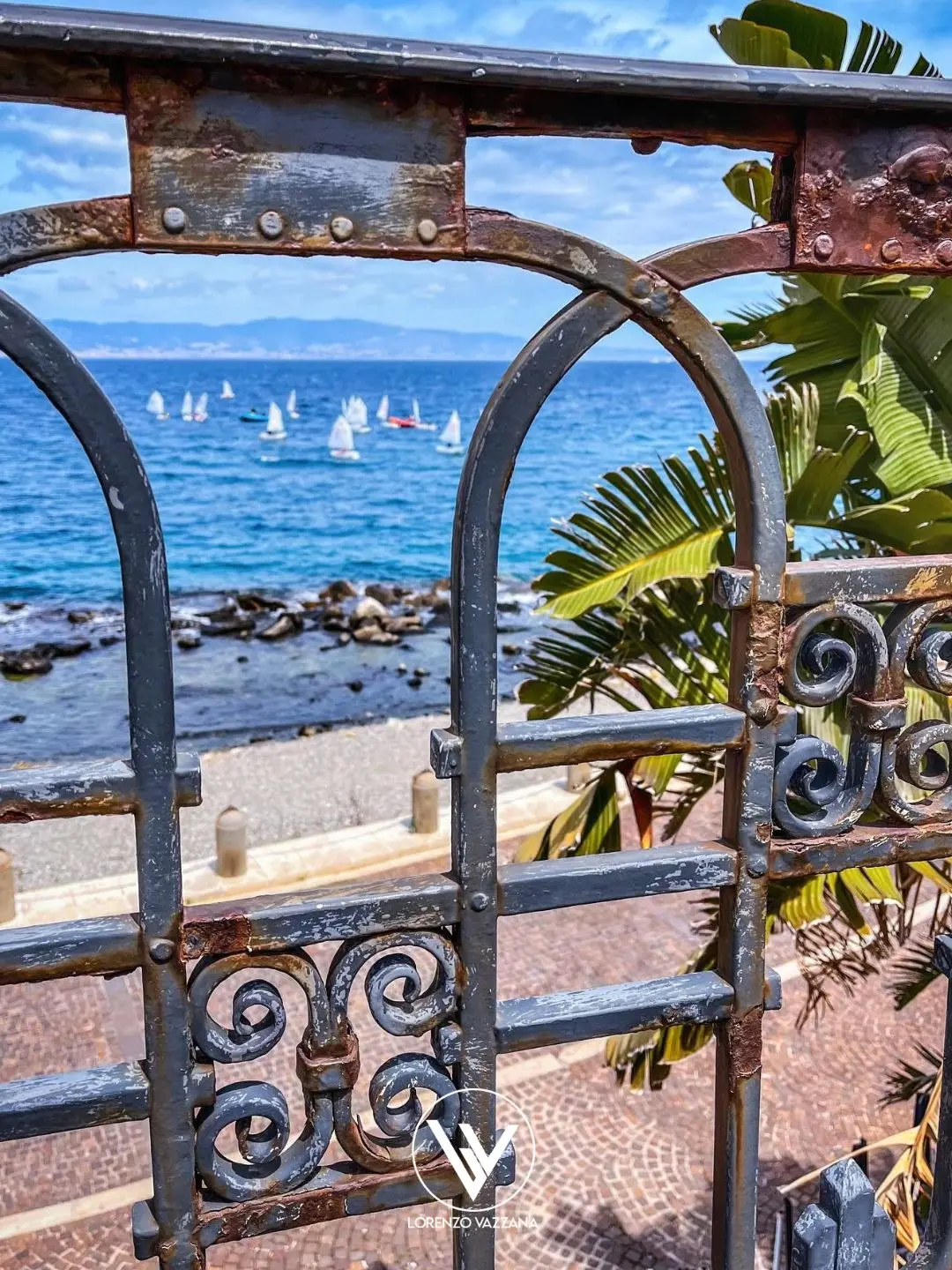 LA FOTO DEL GIORNO | Tra riccioli di ferro e sogni di mare