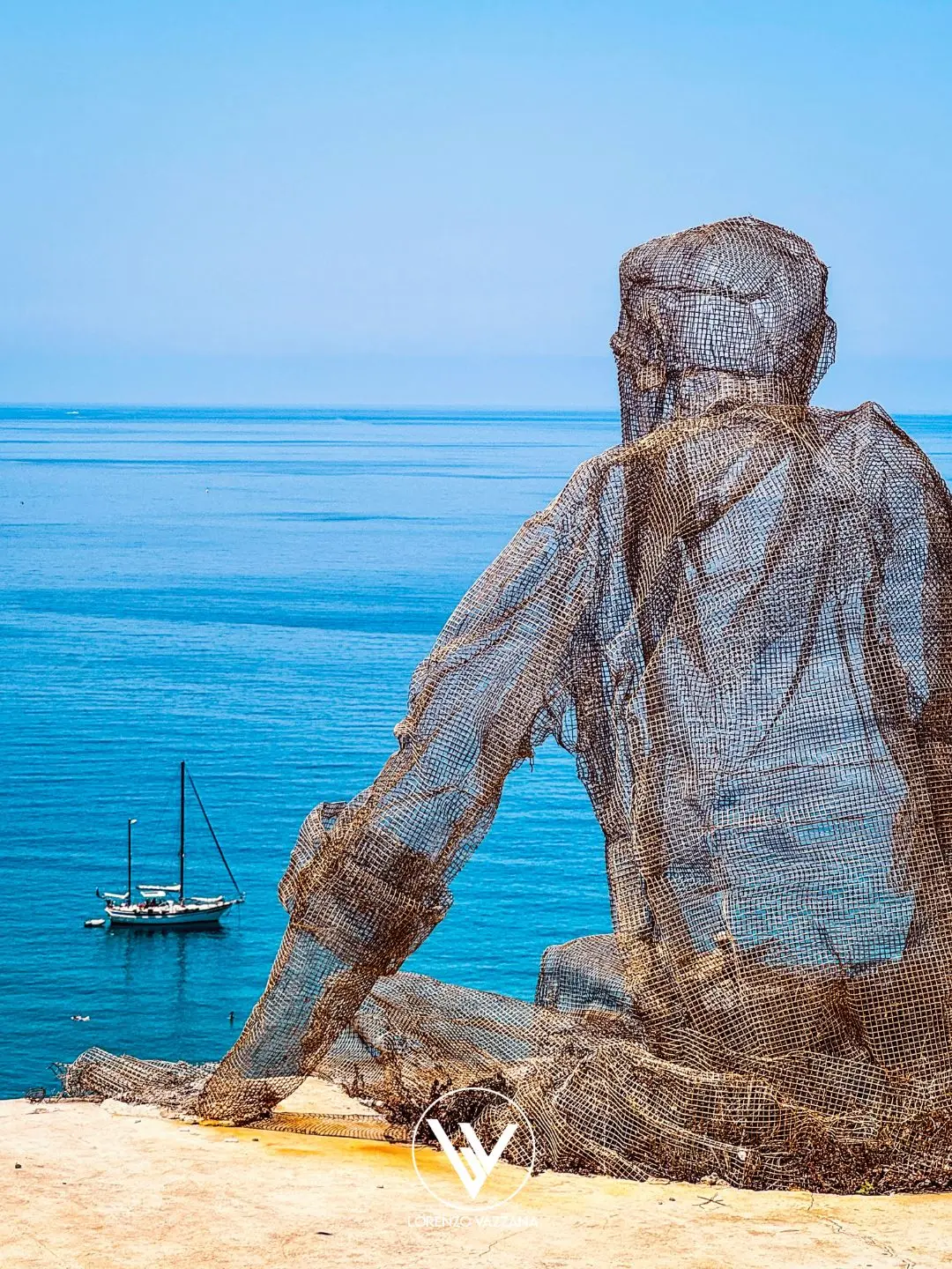 LA FOTO DEL GIORNO | Il Collezionista di Venti e la vela sul mare di Pizzo