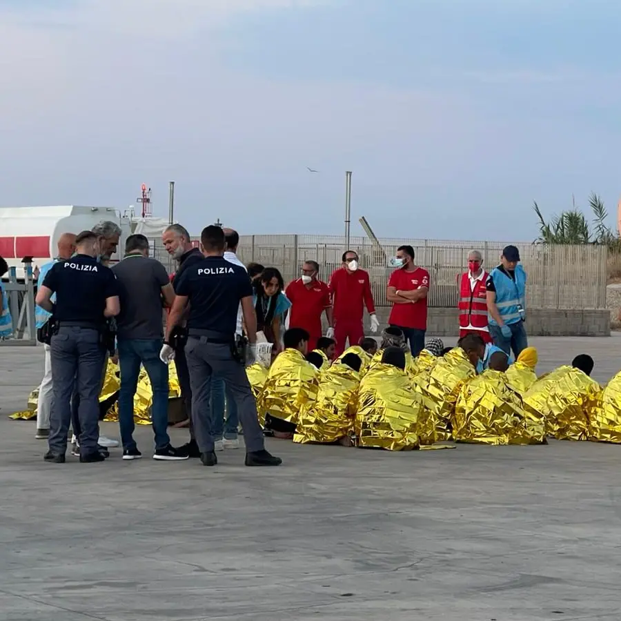 Migranti, riprendono gli sbarchi nella Locride, salvate a Roccella 30 persone