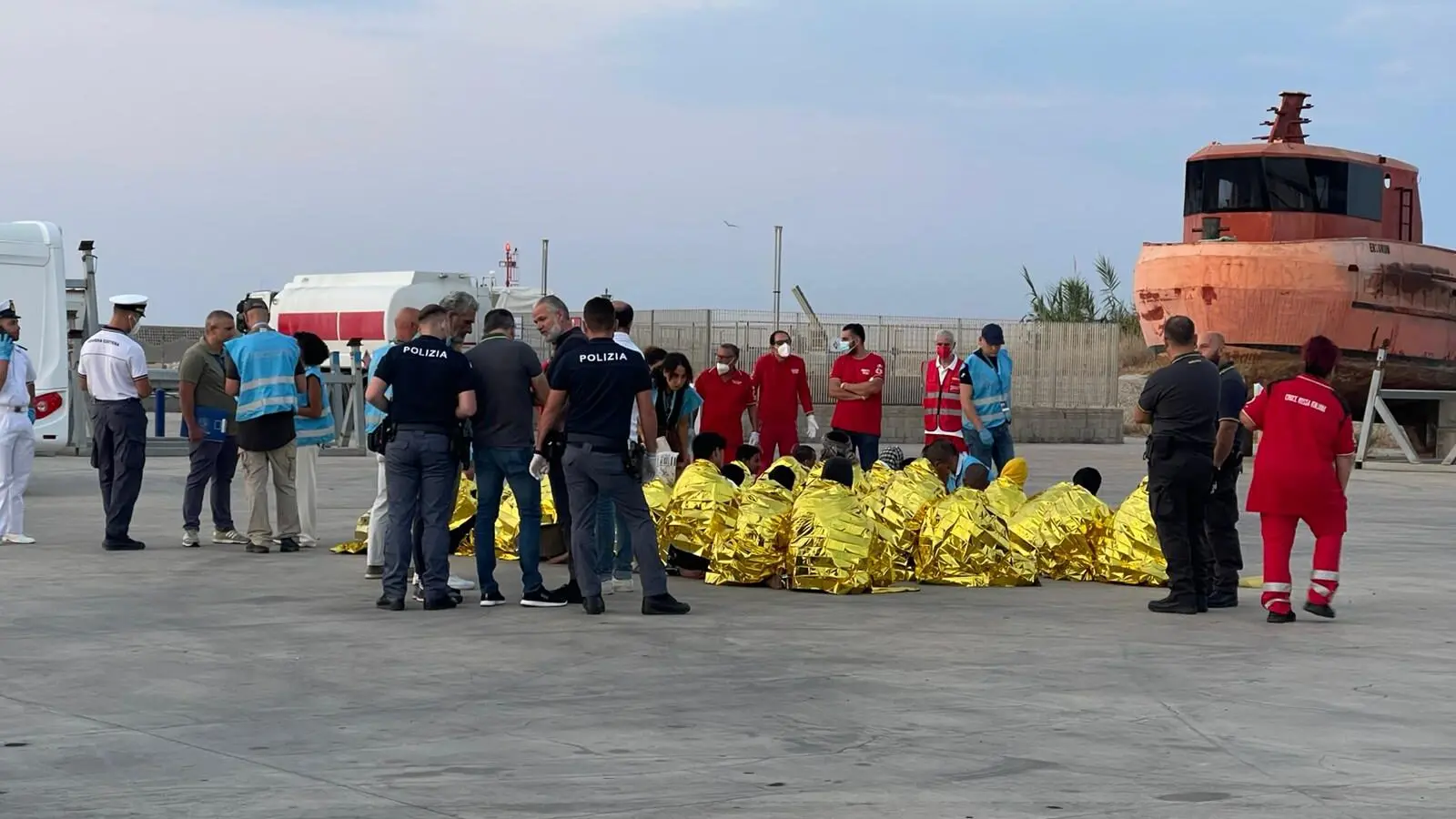 Migranti, riprendono gli sbarchi nella Locride, salvate a Roccella 30 persone