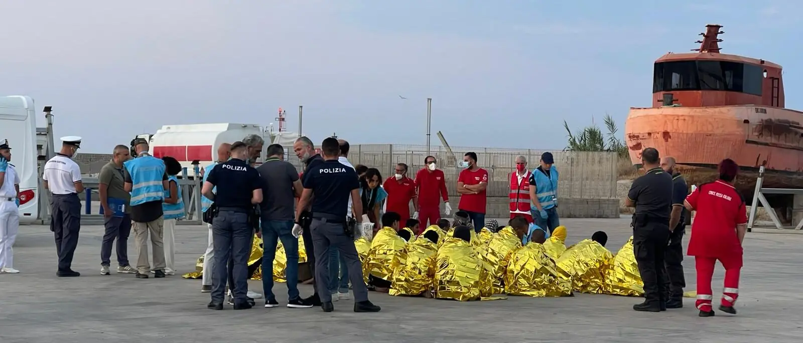 Migranti, riprendono gli sbarchi nella Locride, salvate a Roccella 30 persone