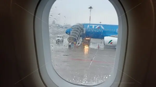 \"Mamma ho (ri)perso l'aereo\", Ita taglia ancora i voli per Linate: Nuova stagione vecchi problemi all'Aeroporto dello Stretto