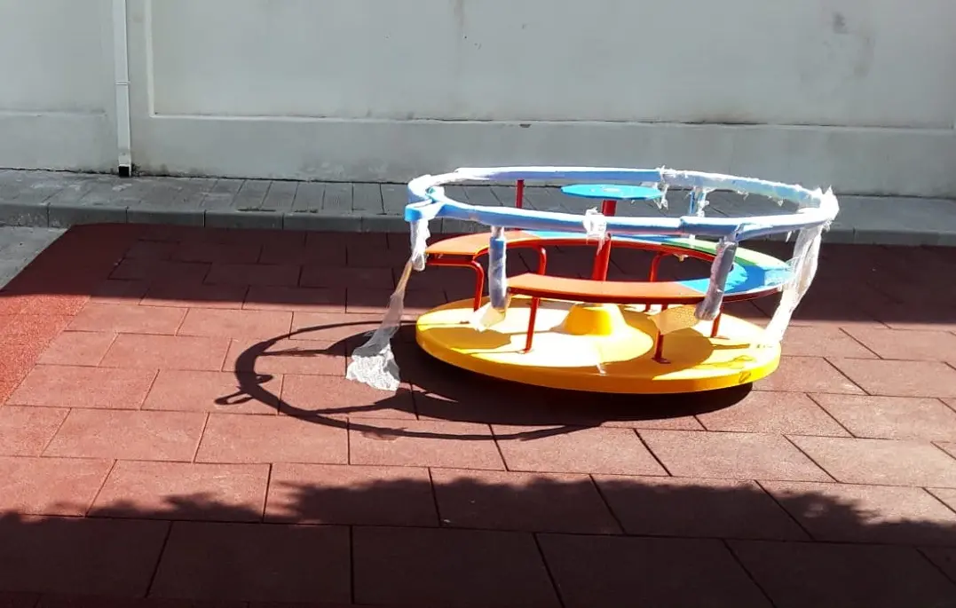 Scuole sicure e belle a Reggio: arrivati i nuovi arredi e attrezzi sportivi per le palestre scolastiche