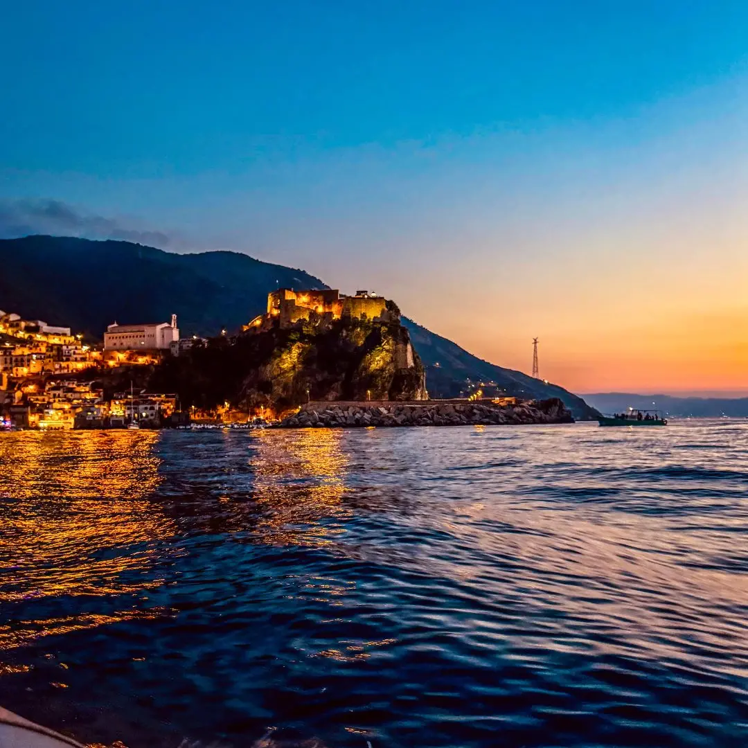 LA FOTO DEL GIORNO | Rientro al cuore di Scilla
