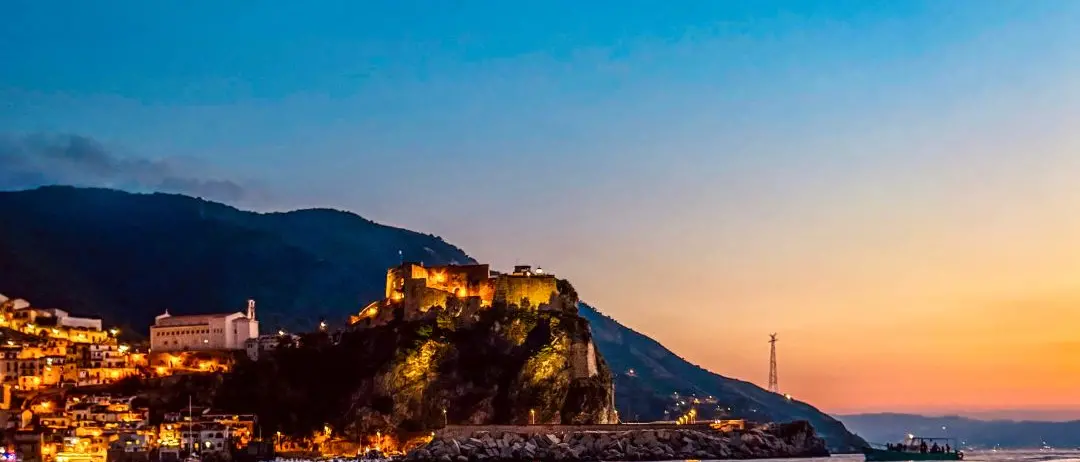 LA FOTO DEL GIORNO | Rientro al cuore di Scilla