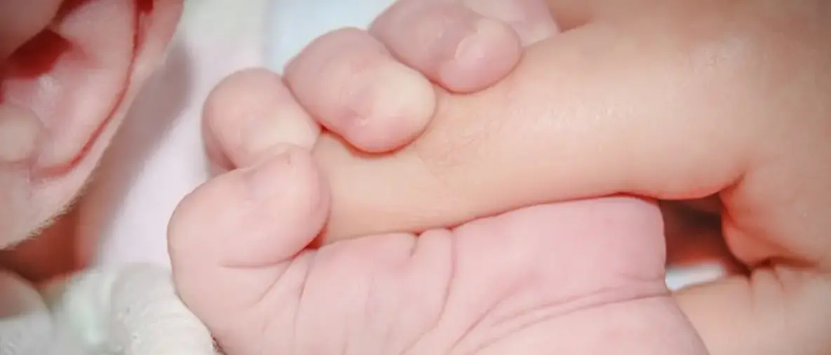 Partorita in mare a Caulonia, valanga di richieste di affido per la piccola Fabiana che ha già lasciato l’ospedale