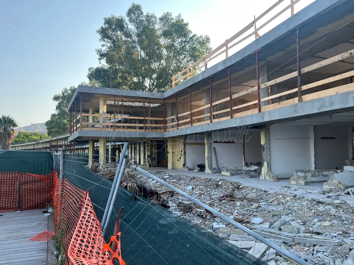 Cabine demolite, degradate e riqualificate (solo 92): sfuma l'estate 2025 del Lido comunale di Reggio - FOTO