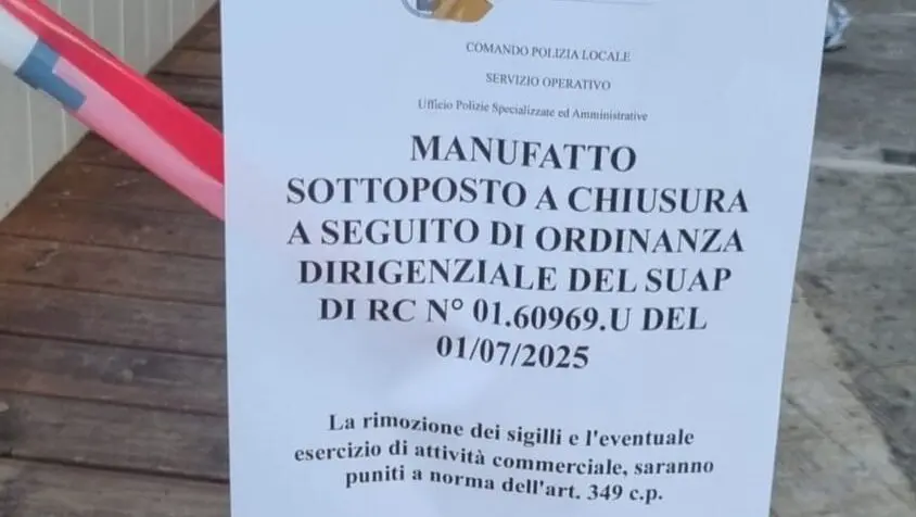 Reggio, gazebo abusivo in pieno centro e automobilista in fuga dopo aver inveito contro gli agenti: maxi sanzioni e denunce