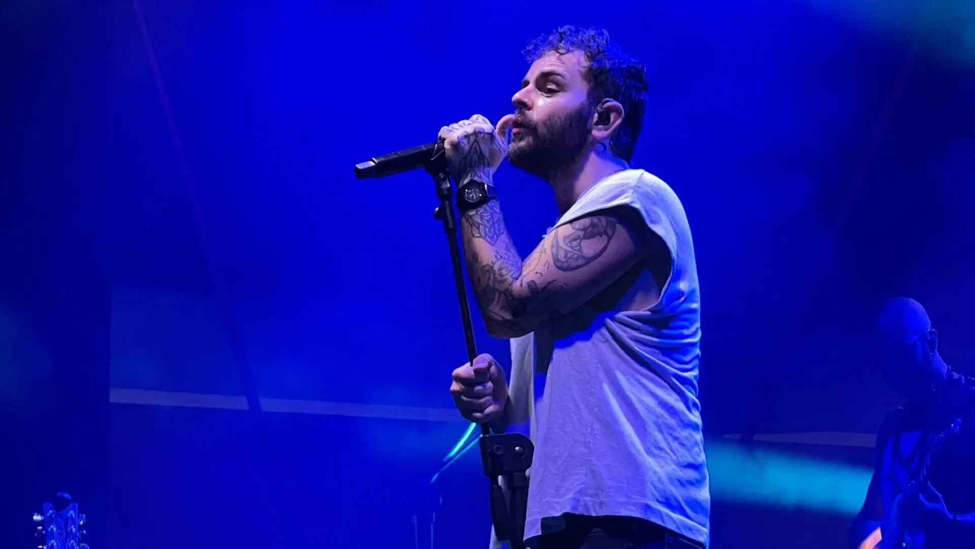 Condofuri Marina in delirio, Lorenzo Fragola incendia piazza Regina Pacis con i suoi grandi successi - FOTO