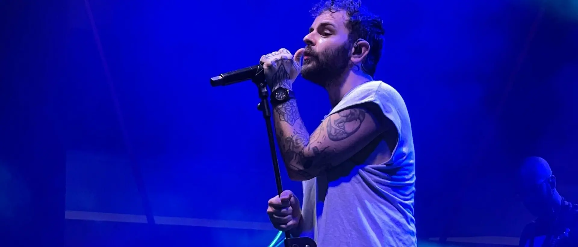 Condofuri Marina in delirio, Lorenzo Fragola incendia piazza Regina Pacis con i suoi grandi successi - FOTO