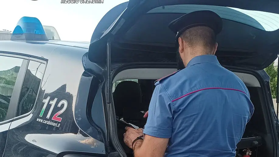 Melito Porto Salvo, “dinner show”, fuochi d’artificio abusivi e 2 lavoratori in nero in un lido: 4 denunce e pesanti sanzioni