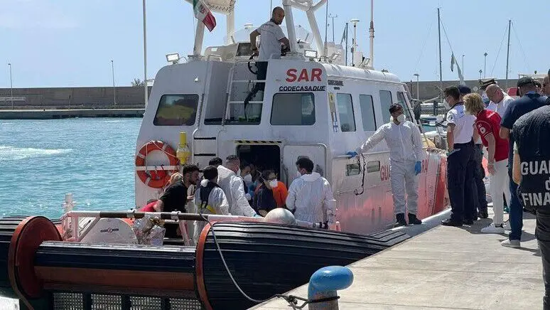 Roccella, barca in avaria e mare mosso: salvati 79 migranti