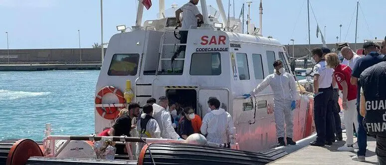 Roccella, barca in avaria e mare mosso: salvati 79 migranti