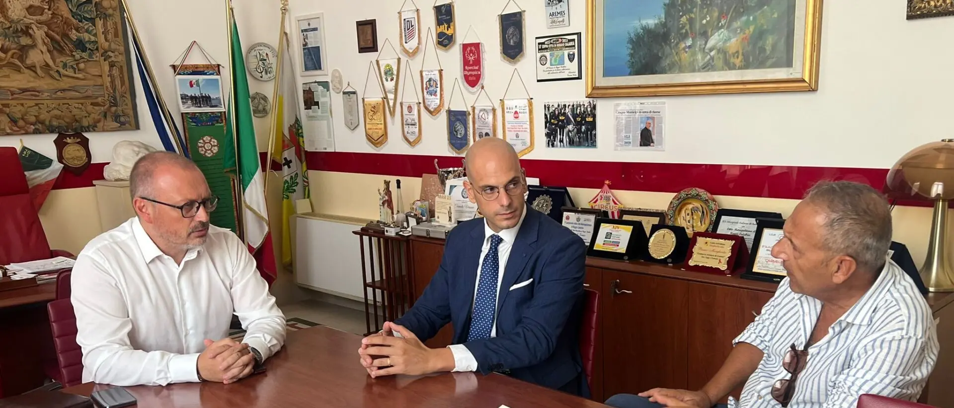 Ritardi nei pagamenti agli assistenti educativi, incontro a Palazzo Alvaro: stipendi sbloccati dalla prossima settimana