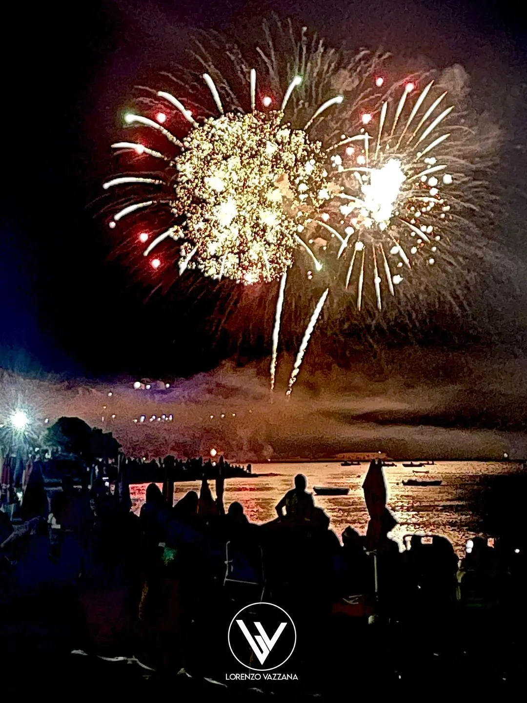 LA FOTO DEL GIORNO | Fuochi sul Mare: la Notte della Madonna a Bova Marina