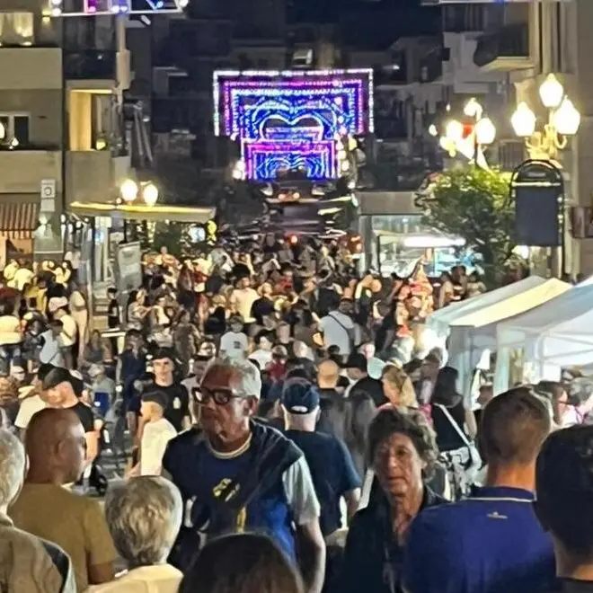 Palmi, la Notte Bianca anima il centro cittadino tra musica, spettacoli e intrattenimento